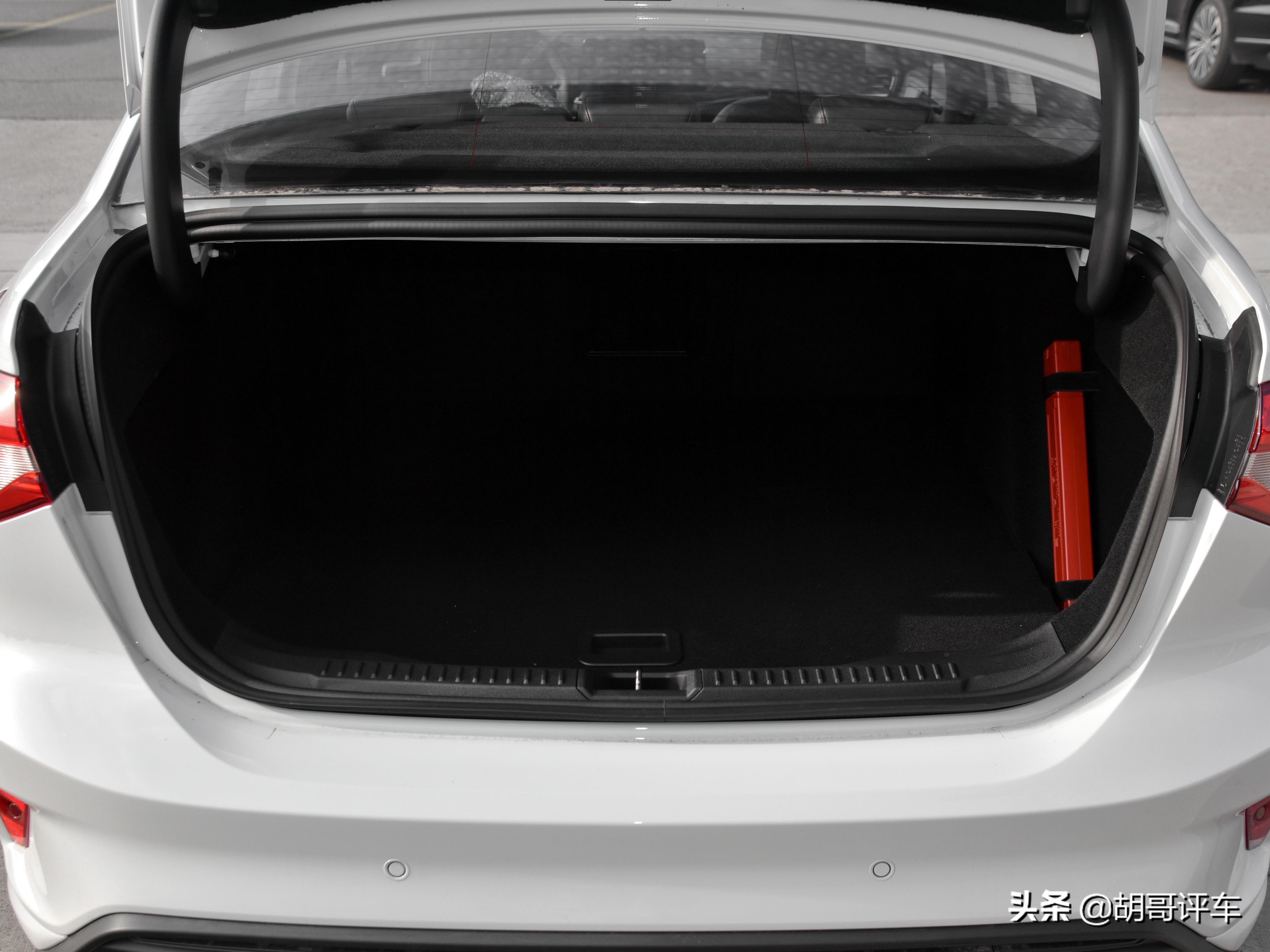 174马力,轴距达标,操控感不俗,带你看福克斯STline