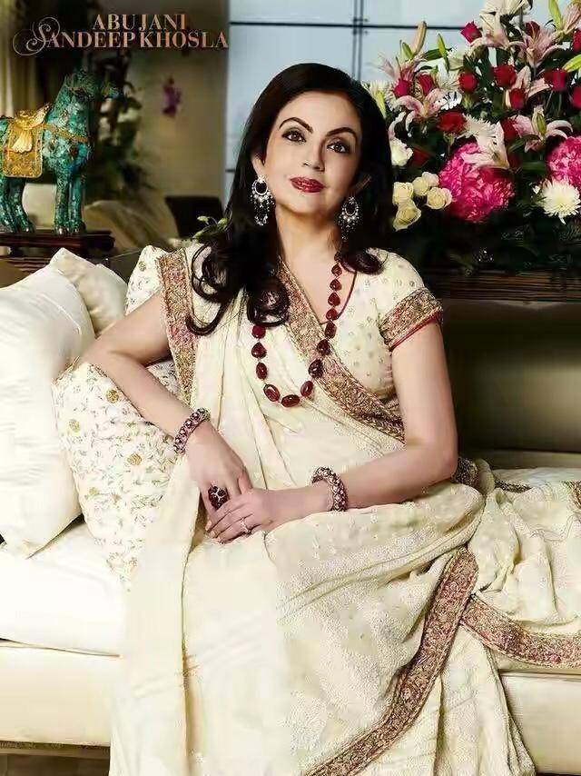 印度首富把56岁妻子宠上天,印度首富独宠妻子35年