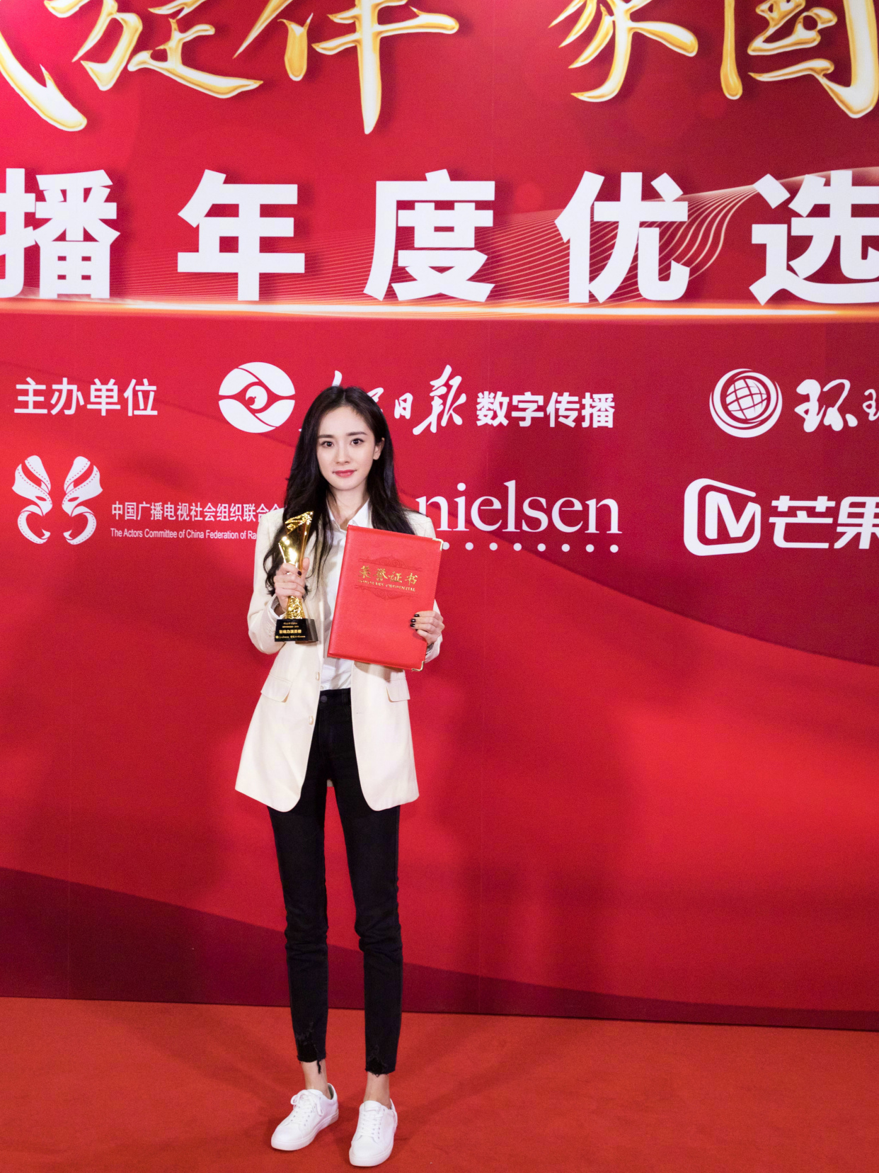 杨幂衣品真出众穿西装知性干练,杨幂穿五分短裤引领新潮流穿搭