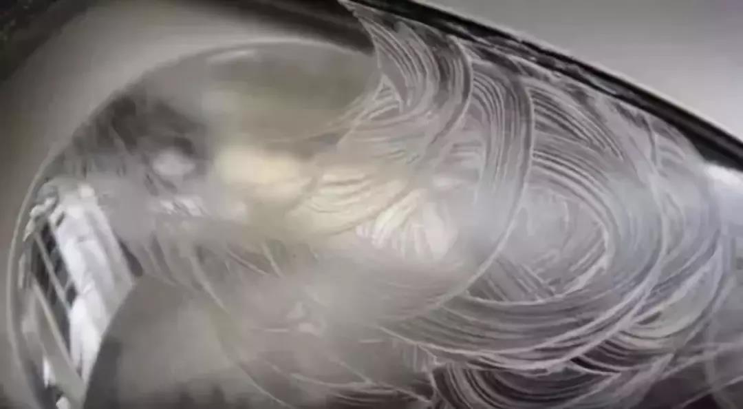 汽车大灯发污怎么清洗,新大灯变污什么原因