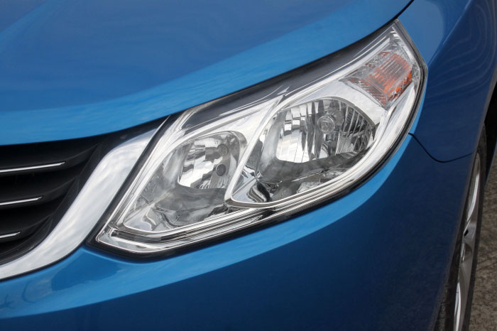 汽车大灯发黄清洗的最好方法,汽车大灯发黄清洗小妙招