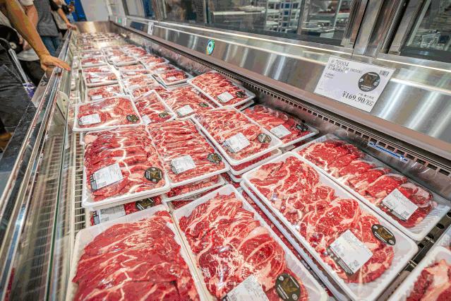 过年去超市囤货,过年没来得及买年货