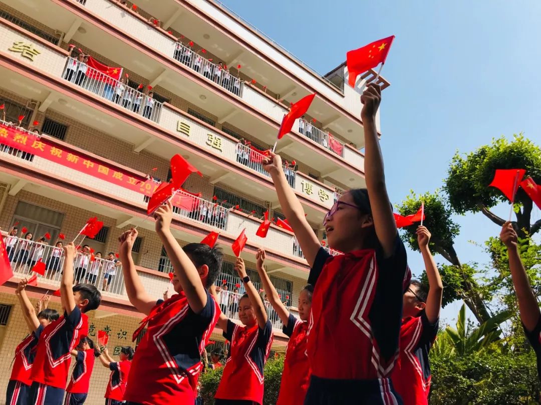 迎国庆街景,迎接国庆换上崭新的国旗