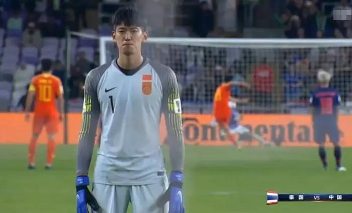 郜林颜骏凌回头视频,颜骏凌背对郜林不敢看罚球
