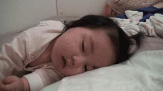 宝贝晚上睡觉不踏实总是哼哼唧唧,新生儿睡觉老是哼哼唧唧睡不踏实