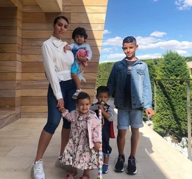 c罗晒与孩子健身照,c罗晒与女友和儿子游艇度假照