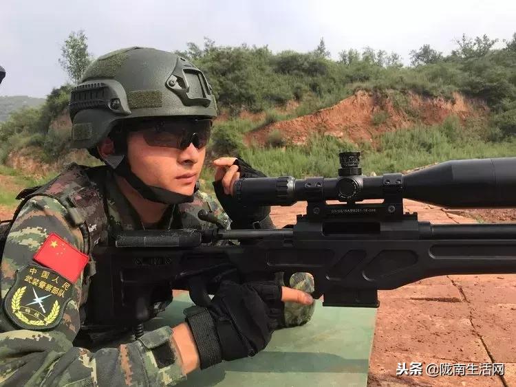 侯旭波军旅人生,侯旭波武警战士提干