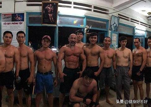 60岁大爷体重70公斤卧推110公斤,50岁大爷深蹲