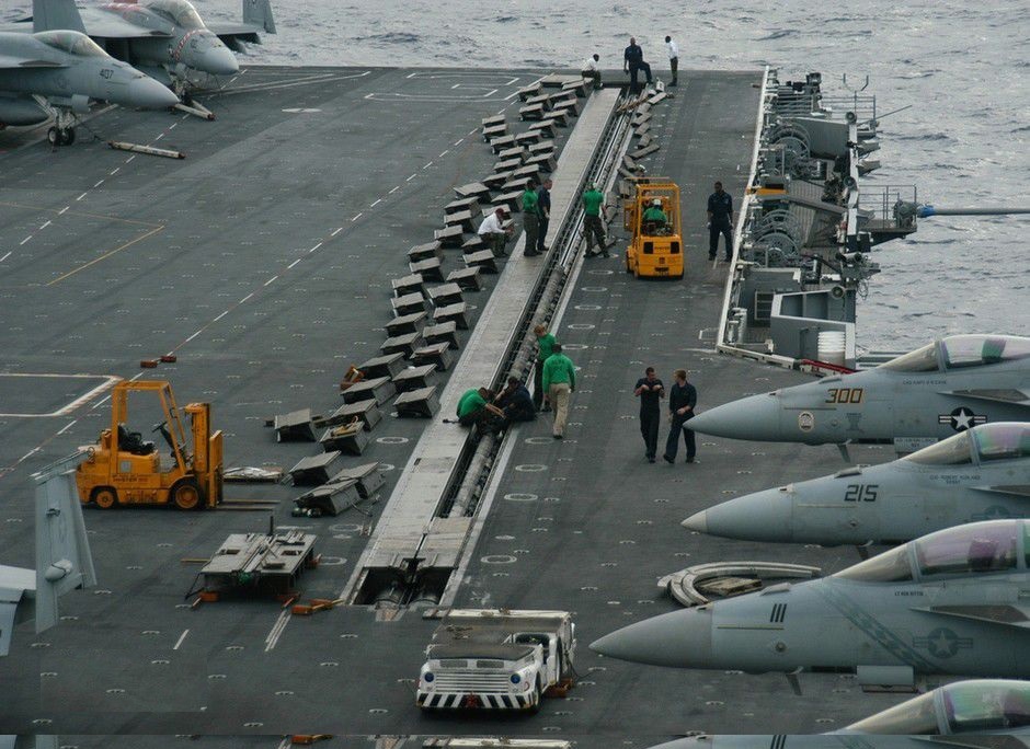 燃气弹射器与蒸汽弹射器,航母蒸汽弹射与电磁弹射比较