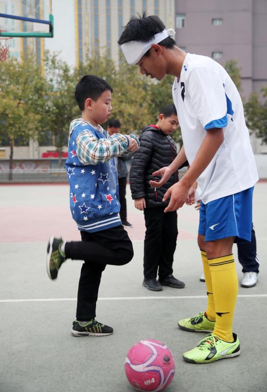 盲人观看足球赛,盲人现场看足球