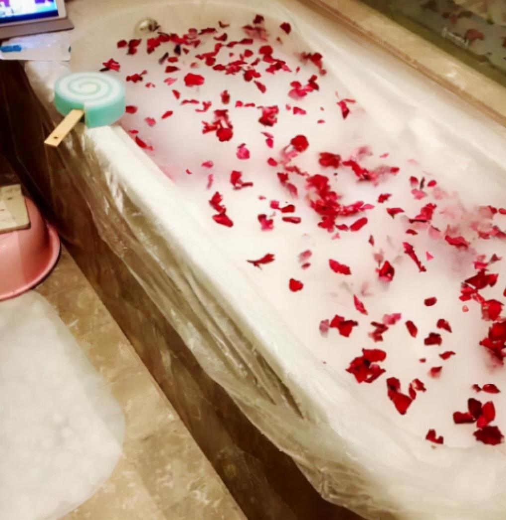 女生洗澡时会站着尿尿吗？别不好意思，看看是对身体有益还是有害