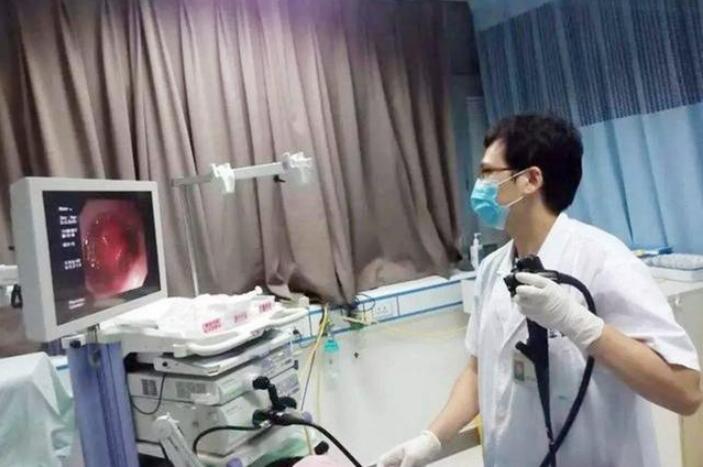 孩子被鱼刺卡住试了吐有效果吗,孩子被鱼刺卡住妈妈正确做法