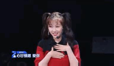 虞书欣纯欲风穿搭,虞书欣新造型粉色衣服头发怎么弄