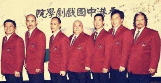 71岁洪金宝拄拐杖哽咽领奖,68岁洪金宝身体瘦成皮包骨头