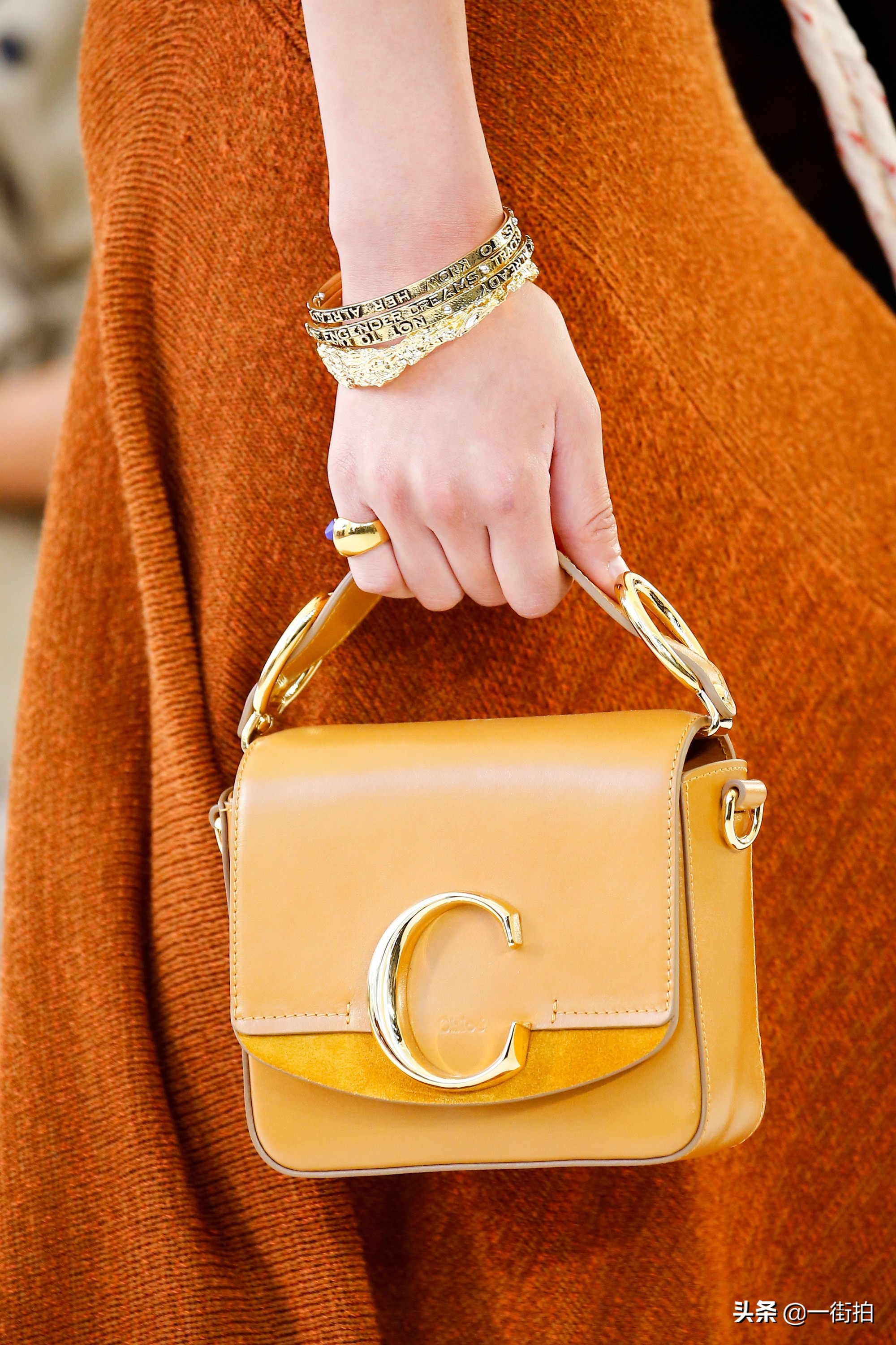 姚晨裙装图片,姚晨穿露肩裙好看吗