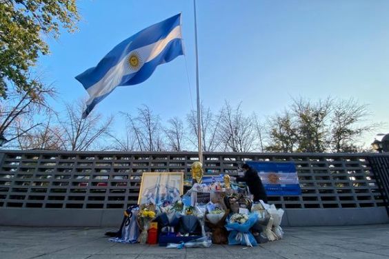 马拉多纳上帝之手拿冠军了吗,马拉多纳是梅西的什么人