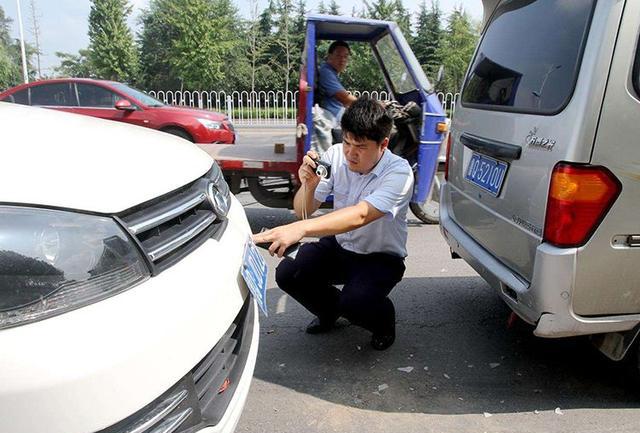 车子停在路上被撞了怎么报险,车停路边被撞先报保险还是先报警