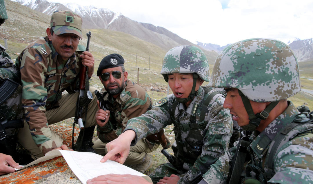 国界线两国士兵互相交流,世界上最奇葩的10条国境线