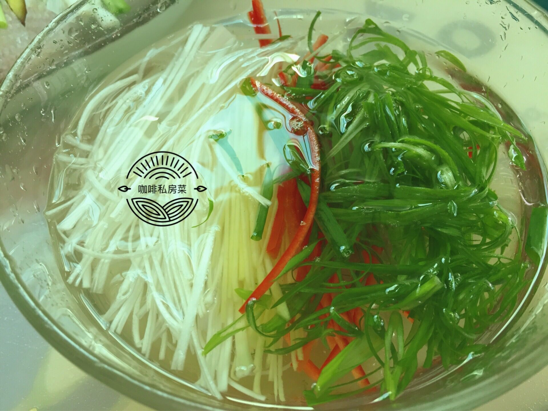 做清蒸鱼用什么油淋,清蒸鱼先放蒸鱼豉油还是先浇热油