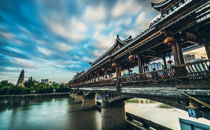 80岁老爷爷的眼睛,80年代的年轻人眼里全是光