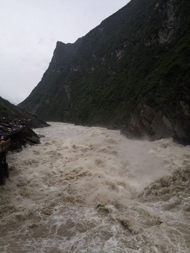 （二）虎跳峡：激越铿锵的震撼大片