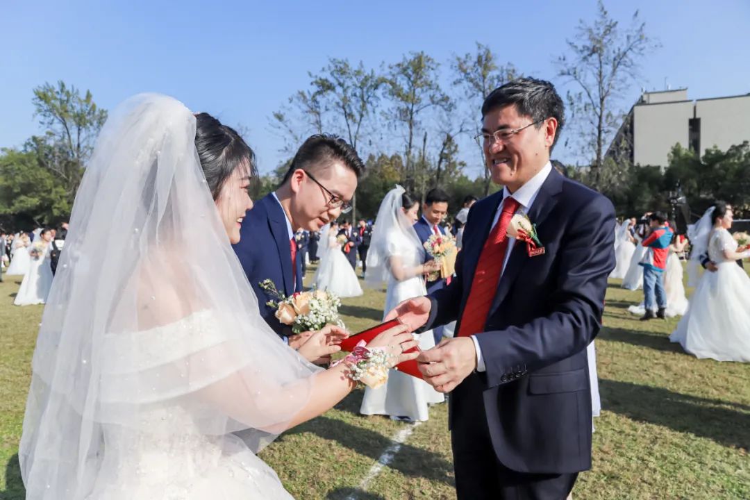 李兰娟致敬院士视频,致敬李兰娟院士的诗朗诵