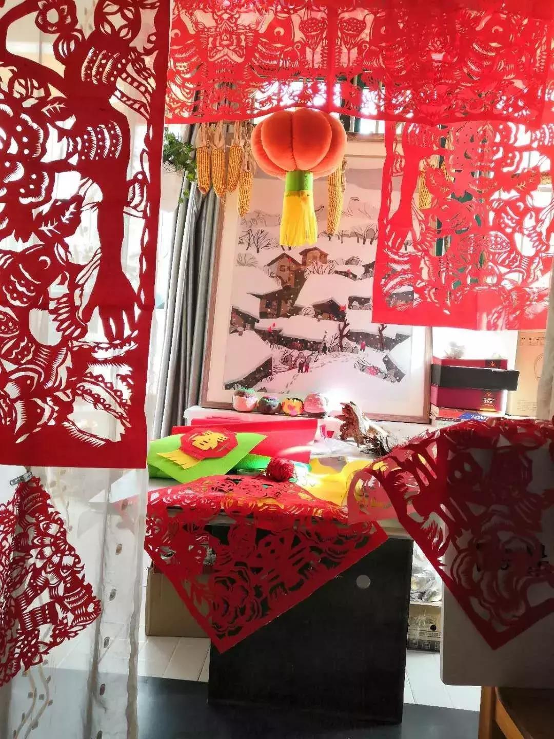 “西北奇葩”阳朵姥姥用报纸、碎布、树叶作画,惊艳!