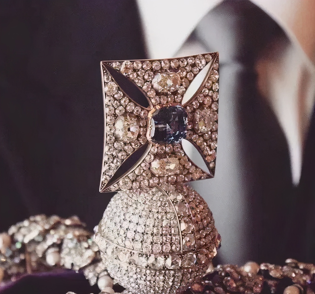 为什么英国总是把蓝宝石作为婚戒,王室贵族是如何挑选结婚戒指的