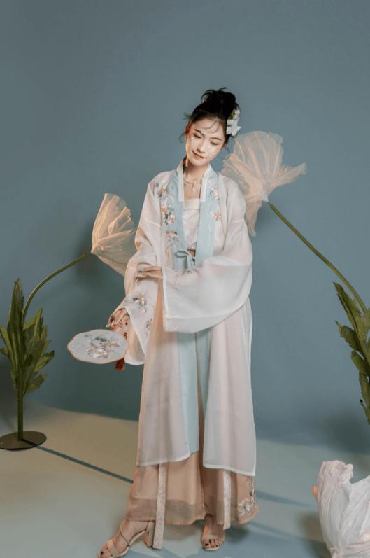 汉服衬裙要露出来科普,汉服裙子都很大一般怎么穿