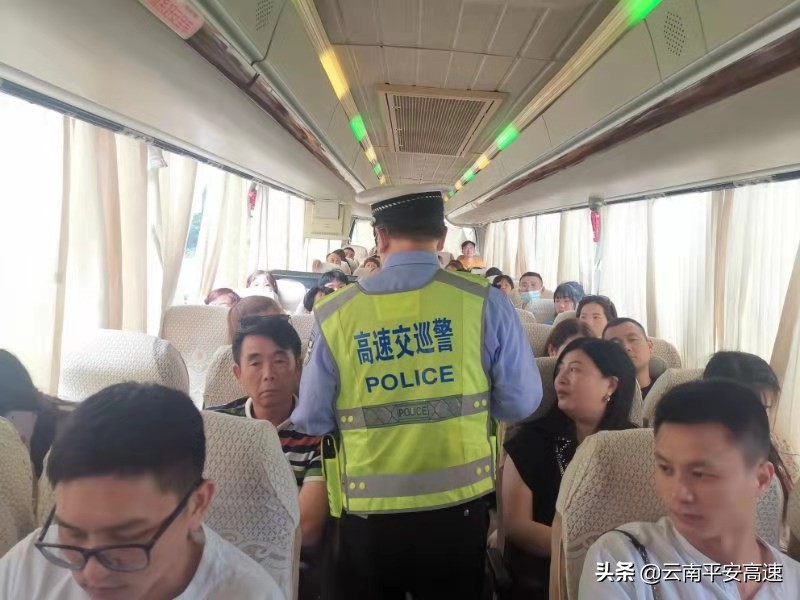 平安高速365|送平安！昆楚交警一小时登车检查139辆旅游大巴温馨提示3000余人“带”上安全