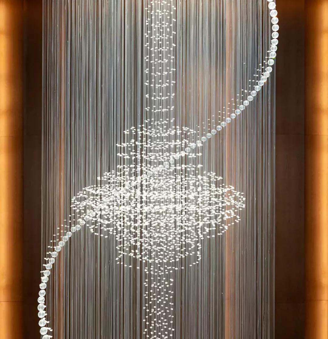 躺酒店床上看风景,躺在星级酒店房间床上看电视