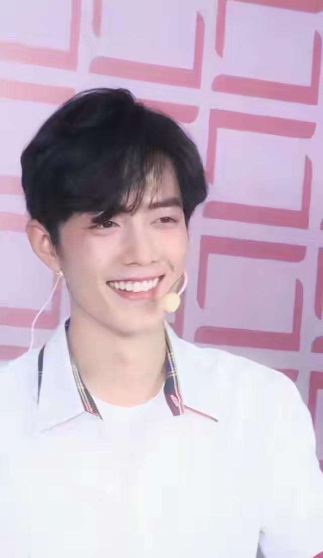 肖战温润如玉铁骨铮铮,肖战的气质儒雅知性超凡脱俗