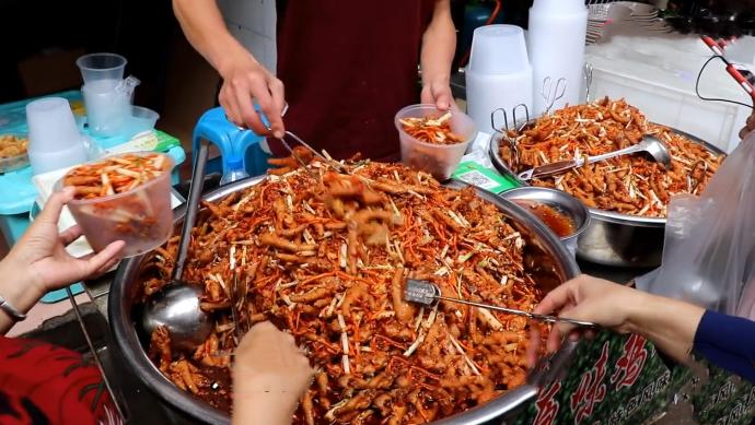 街边卖小吃一天赚500元,23岁小伙自创10元小吃5000摆摊