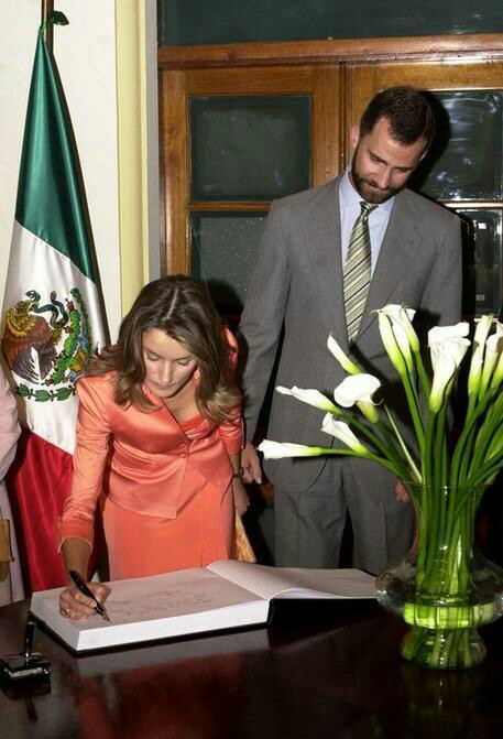 王室女性成员签名照：女王贵气，莱后最霸气，最优雅当属戴妃