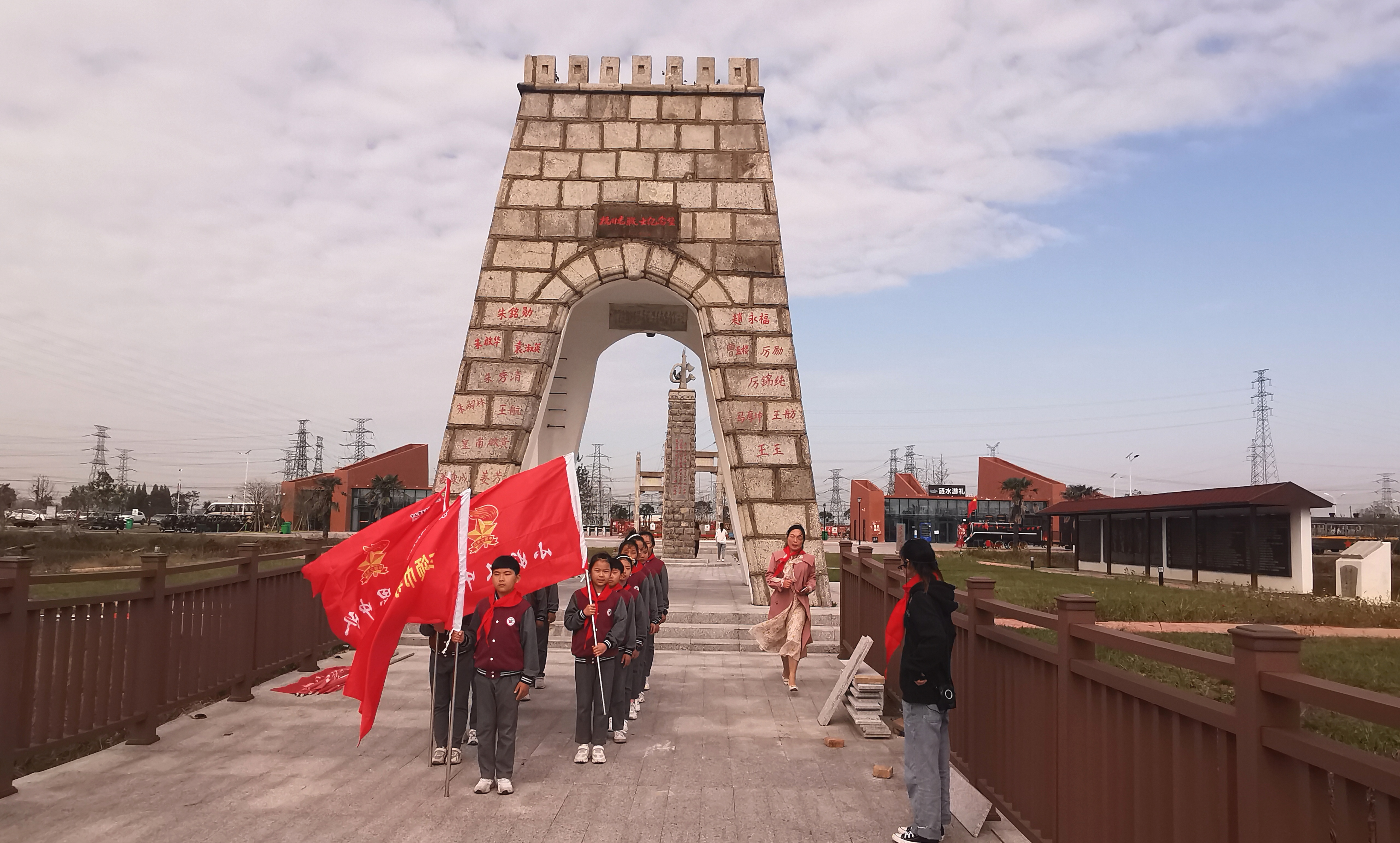 伊川县西场小学红领巾寻访,涟水幸福里实验小学报道