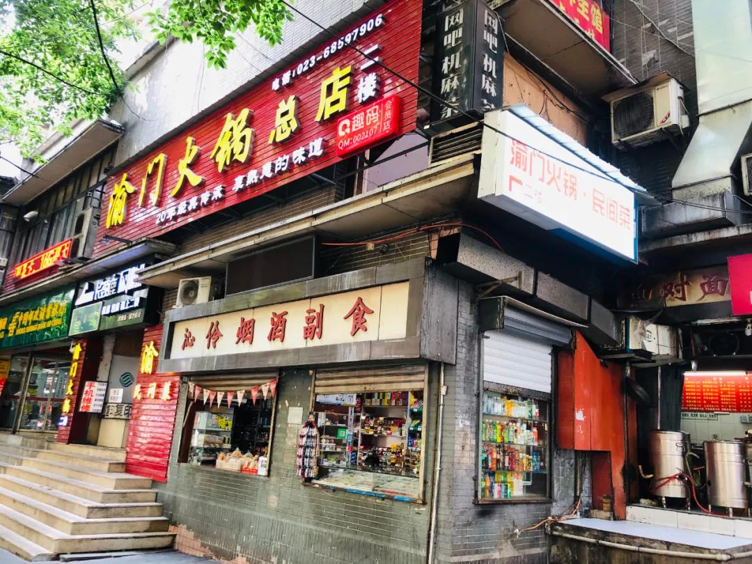 重庆这个24层没有电梯的高楼！直逼40℃的天气仍然有人前来打卡