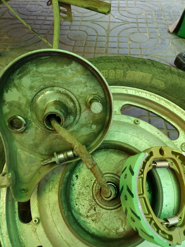 电动车前刹车拖刹解决方法,电动车刹车拉线紧怎么解决