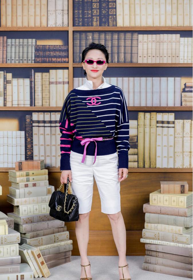 周迅也是小个子穿搭典范,周迅穿露肩裙扎马尾秀身材