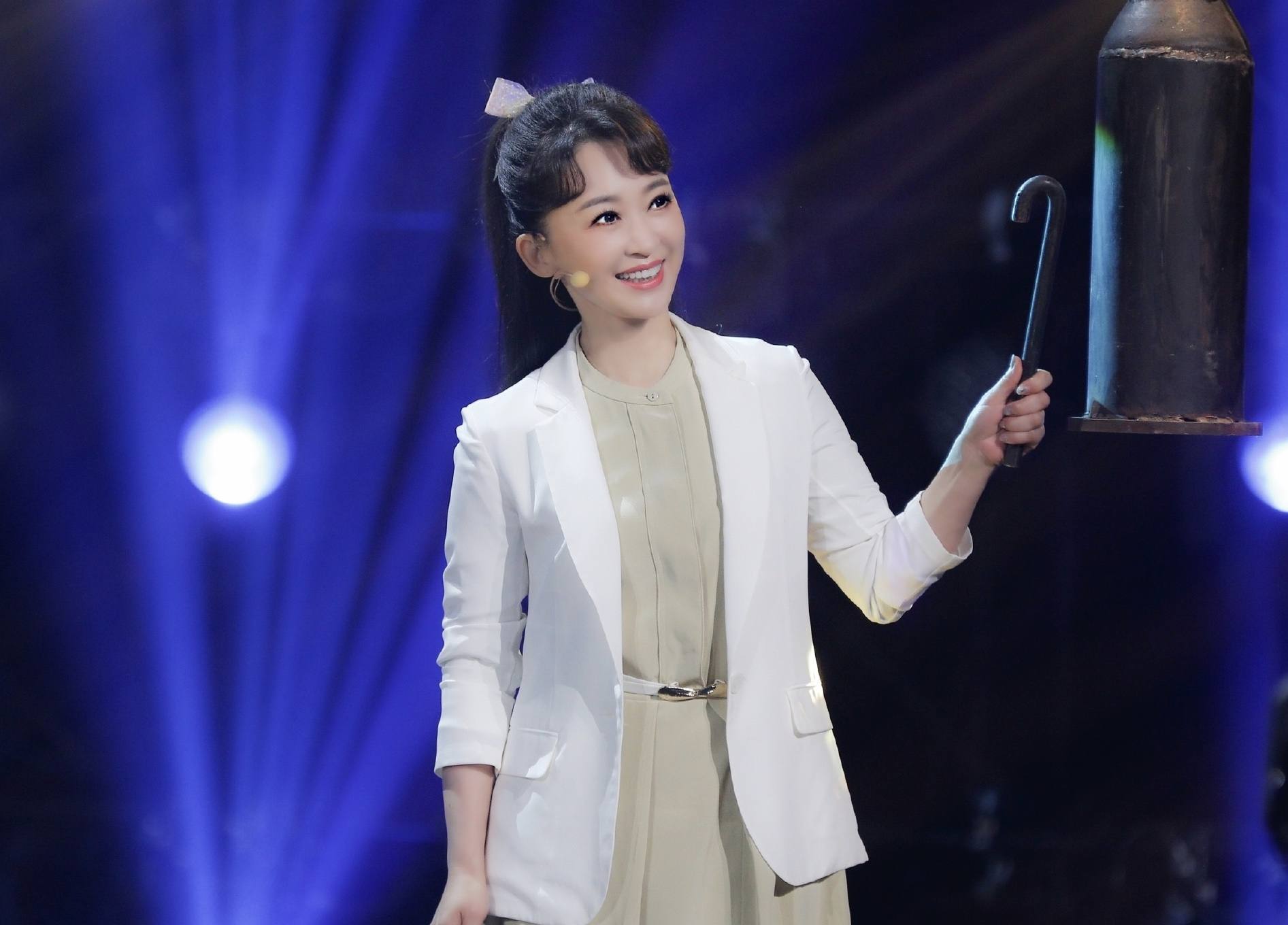 高龄生子、嫁神秘富商、退休成网红，“童年回忆”们变样了吗？