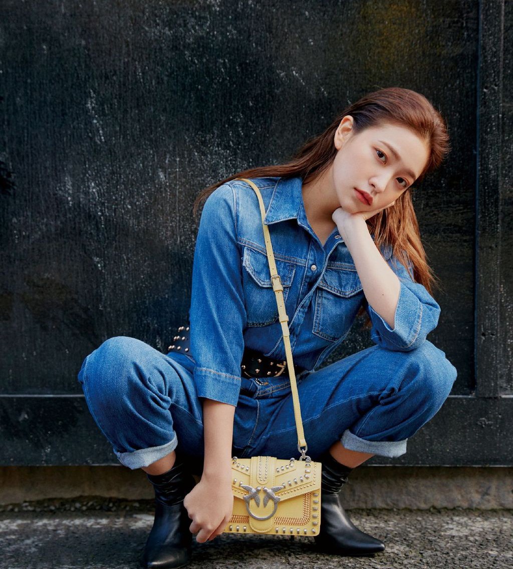 她是韩国大势女团忙内，宝蓝牛仔连体裤出镜，背头更显精致五官