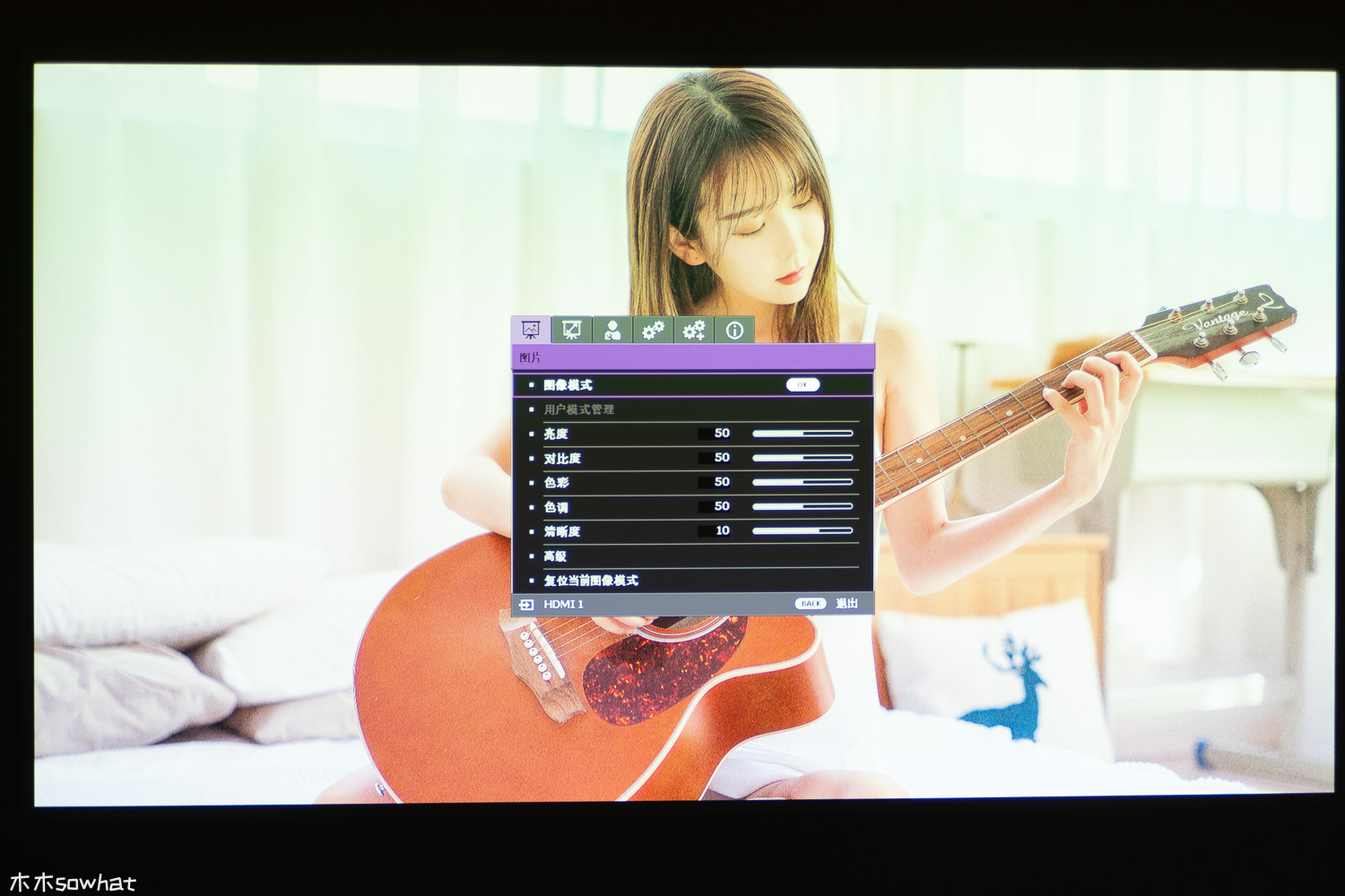 8000块的4K投影仪效果怎么样,800元的1080p的投影仪