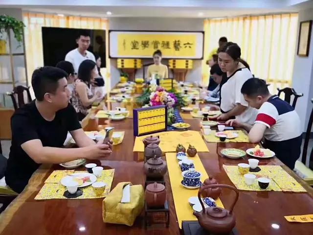 暗访广东天价大板生产基地，原料全是称斤拉木头，富豪还排队来买