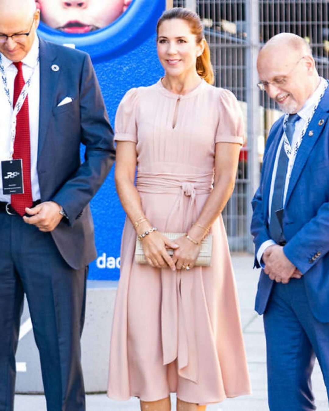 丹麦王储妃出席活动,丹麦王储妃粉裙