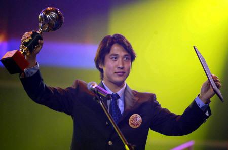 长发飘飘的中国球星!胡歌跟他学扮帅,美女主持拜倒在他的球裤下