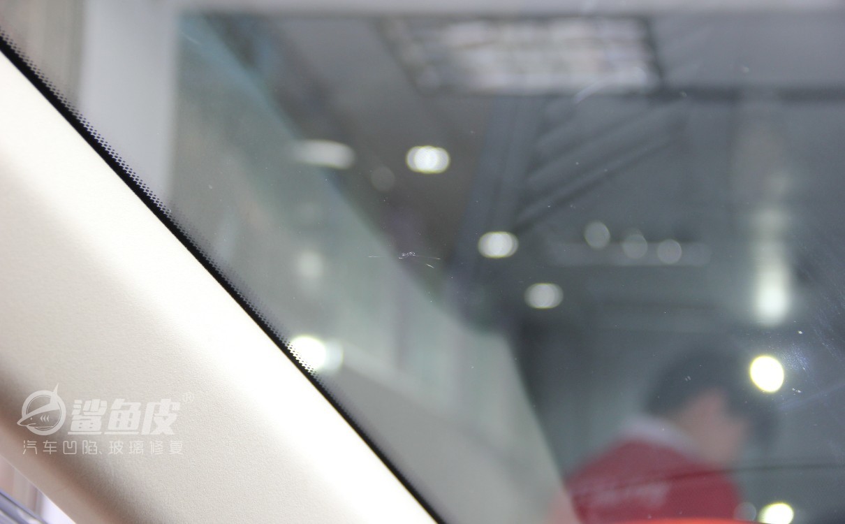 挡风玻璃被石子崩裂了膜保险赔吗,挡风玻璃被小石子砸了要报保险吗