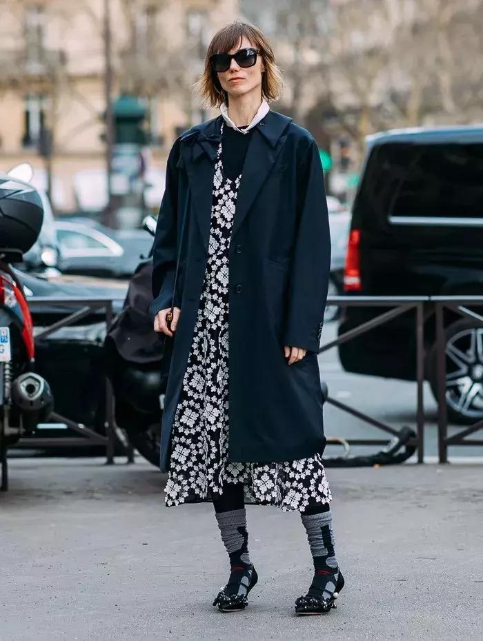 裙摆大衣怎么穿好看,大衣里面的裙子怎么穿