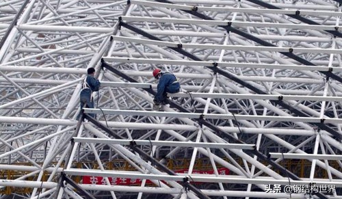 厂房墙体渗水墙角挖排水沟,厂房地面往上渗水咋处理