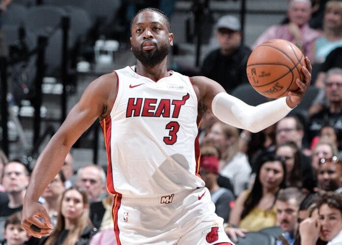 谢马刺赠送三巨头球衣！韦德眼眶含泪挺动情，而波波维奇也摊牌了