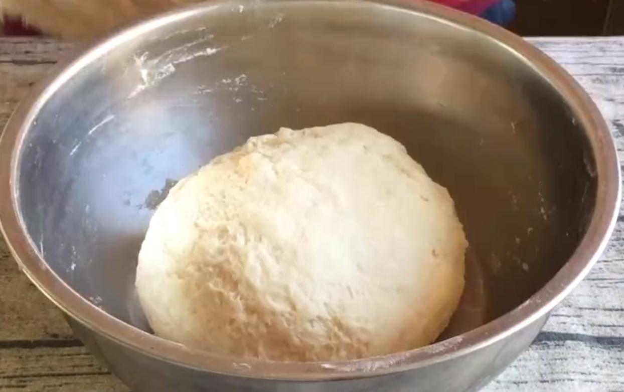 大厨教你一个简单的炸油条方法,油条师傅炸油条经验配方