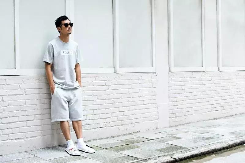 这个“反人类”的穿搭组合，竟然在夏天成了街拍利器